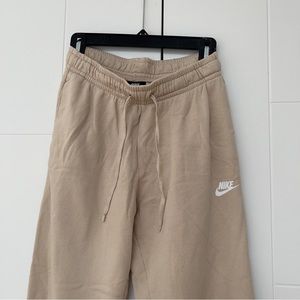 Nike easy jogger pant in beige/ sand (sweatpants)